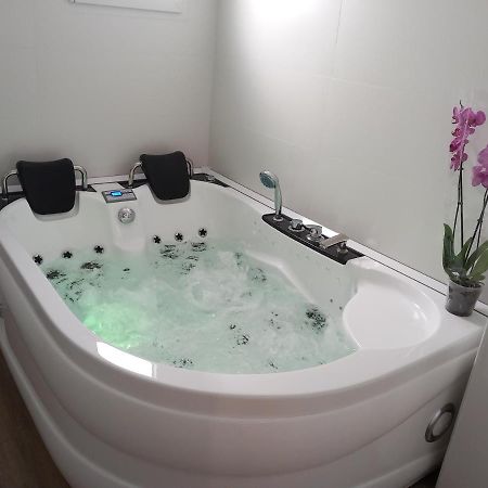 Apartamentos De La Haya & Suite Con Jacuzzi, Junto Al Teatro Romano Mérida Eksteriør billede