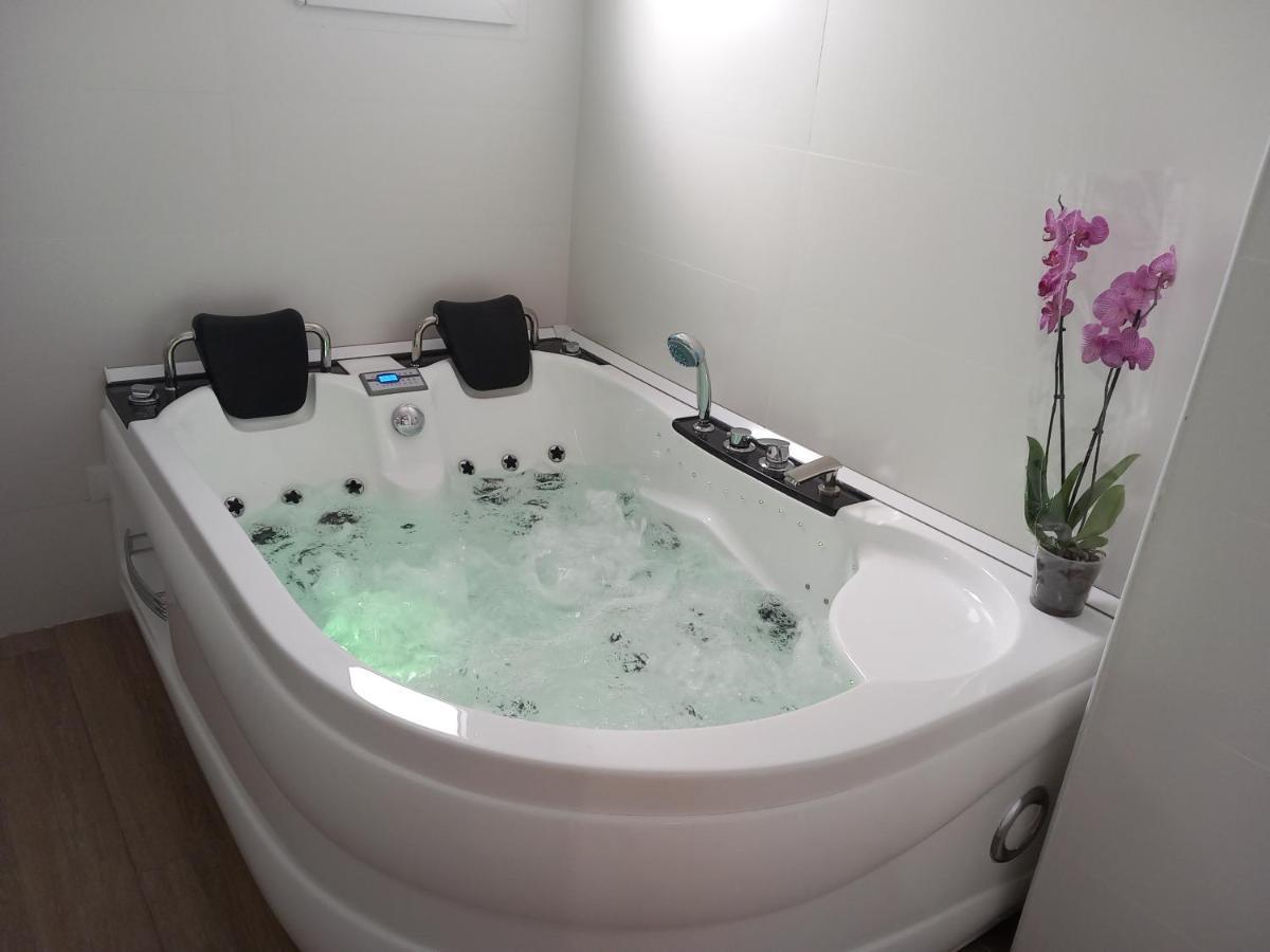Apartamentos De La Haya & Suite Con Jacuzzi, Junto Al Teatro Romano Mérida Eksteriør billede
